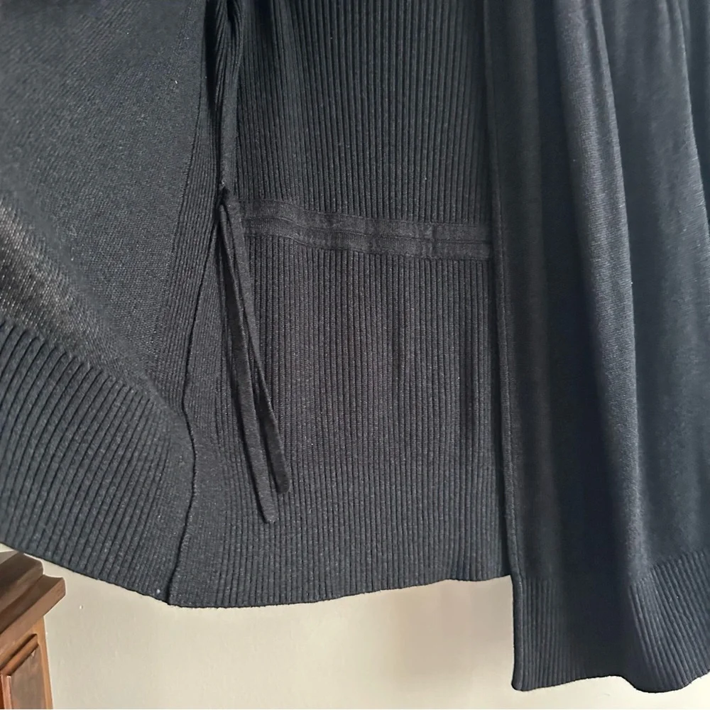 Lululemon • Peace of‎ Mind Wrap in Heathered Black